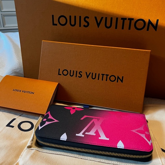 Authentic Louis Vuitton Fuchsia wallet. Limited edition collection 💞💞💞💞 - Picture 5 of 6